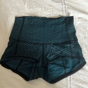 Lululemon Wonder Train Shorts 2.5"